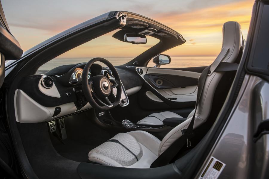 Интерьер McLaren 570S Spider 2017 года  (NA) (фото 29 из 42)